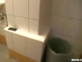 Slutty blondin amatör railed i en toalett