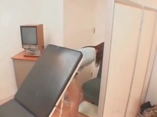 Aziāti pacients cunt opened ar reflektors pie the ārsts