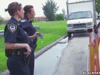 Perempuan polisi menarik lebih hitam suspect dan mengisap dia kontol