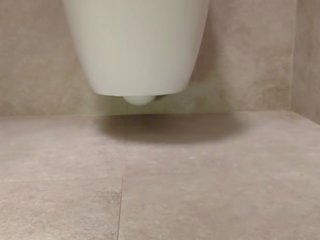 Sedutor pés em o quarto de banho